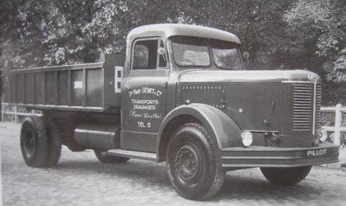 Image d'un camion Latil, servant au transport de sable